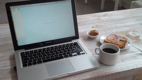 Frühstück am Computer