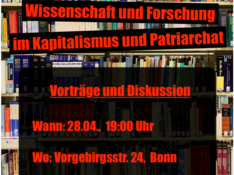 Im Vordergrund Name der Veranstaltung, Zeit- und Ortsangaben in roter Schrift auf schwarzem Hintergrund, im Hintergrund ein hohes Bücherregal, mit Büchern gefüllt