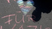 Kreide-Aufschrift auf dem Boden: "Kein Herz für Nazis". Das Herz ist als solches gemalt in bunten Farben.