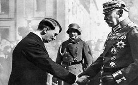 Hitler und Hindenburg geben sich die Hand.