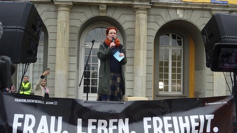 Oberbürgermeisterin Katja Dörner spricht auf der Startkundgebung der Demo von FrauLebenFreiheit.