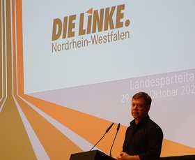 Bundesvorsitzender Martin Schirdewahn hält die Eröffnungsrede.