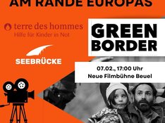 Auf orangefarbenem Hintergrund ist oben als Überschrift mit schwarzen Großbuchstaben zu lesen: "AM RANDE EUROPAS". Darunter befinden sich auf der linken Seite untereinander die Logos der Organisationen terre des hommes (in pink-lila) und Seebrücke (in weiß.) Darunter wiederum ist ein Piktogramm einer Filmkamera platziert, die, wie einen Lichtstrahl, ein dreieckiges Foto in den rechten Teil des Bildes projiziert. Auf dem in schwarz-weiß gehaltenen Foto ist ein Mann mittleren Alters mit einem kleinen Mädchen zu sehen. Darüber sind zwei weiße Rechtecke platziert. Im oberen steht in fetten schwarzen Großbuchstaben "GREEN BORDER", im darunter liegenden in mittelgroßer serifenloser Schrift: "07.02.2024, 17 Uhr, Neue Filmbühne Beuel". Ganz unten zwischen Filmkamera und Foto ist noch das Logo der Film-Bühne angebracht.