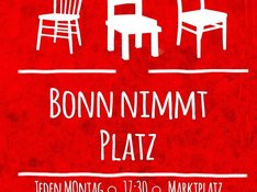 Gegendemo Drei weiße Stühle auf rotem Hintergrund mit der Unterschrift "Bonn nimmt Platz": Gegendemo gegen Querdenken
