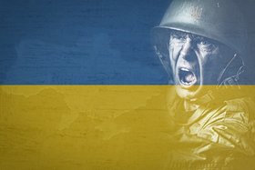 Ukraine-Flagge im Hintergrund, links leicht angedeutet eine Silhouette des Staates Ukraine, rechts halbtransparent und schwarz-weiß Foto eines vor Entsetzen schreienden Soldaten