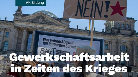 Das Bild zeigt den Reichstag in Berlin von vorn bei blauem Himmel. Vor dem Eingang wurde ein großes Banner mit der Aufschrift angebracht: "Was würdest du mit 100 Milliarden Euro machen?" (Der Rest ist nicht zu lesen, da überdeckt.) Davor befinden sich einige Demonstrierende. Ein Demonstrierender hält ein Schild mit der Aufschrift: "Waffen liefern? Nein!" in die Höhe. Im Vordergrund des Bildes befindet sich in weißer Schrift die Ankündigung der Veranstaltung: Gewerkschaftsarbeit in Zeiten des Krieges, mit Nils Böhlke & Hannes Draeger. Wann: 29.04.2024, 18:00 Uhr. Wo: Die Linke Bonn, Vorgebirgsstraße 24