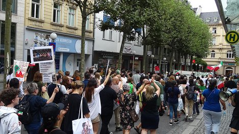 Demozug durch die Bonner Innenstadt im Anschluss an die Kundgebung; hier: am Friedensplatz (von hinten). Viele Frauen und Mädchen sind beteiligt.