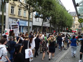 Demozug durch die Bonner Innenstadt im Anschluss an die Kundgebung; hier: am Friedensplatz (von hinten). Viele Frauen und Mädchen sind beteiligt.