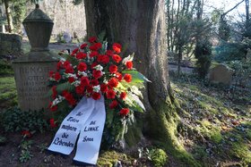Grabstätte Otto Renois mit Kranzniederlegung zu seinem 85. Todestag