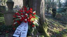 Grabstätte Otto Renois mit Kranzniederlegung zu seinem 85. Todestag