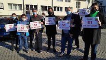 Arbeitskampf Uniklinik Bonn: Demonstrierende halten Schilder hoch und weisen damit auf das 100-Tage-Ultimatum hin.