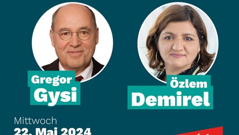 Zu sehen ist eine Art Plakat mit dunkel-türkisgrünem Hintergrund, oben versehen mit der Überschrift "Europa - aber sozial gerecht!" in weißer Schrift. Hierbei sind die Worte "Europa" und "sozial gerecht" fett gedruckt. Darunter befinden sich nebeneinander zwei kreisförmige Fotos von Gregor Gysi und Özlem Demirel. Beide Namen sind unterhalb des jeweiligen Bildes auf hell-türkisgrünem Grund mit weißer Schrift vermerkt, wobei der Nachname jeweils in größerer Schrift gedruckt ist. Unten auf dem Sharepic findet sich die Information: "Mittwoch, 22. Mai 2024, 13:30 Uhr, Bonn, Friedensplatz", ebenfalls in weißer Schrift. Das Datum und "Bonn" sind fett gedruckt. Ganz rechts ist noch das Logo der Linken, Kreisverband Bonn, eingefügt.