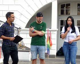 Homayoun von FrauLebenFreiheit Bonn (links) mit zwei weiteren Aktivist*innen, die er nach der Motivation für ihren Einsatz fragt