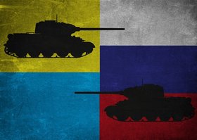 Links eine ukrainische, rechts eine russische Fahne, beide leicht "angegraut"; im Vordergrund die Silhouetten zweier Panzer; einer fährt von links oben, einer von rechts unten