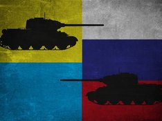 Links eine ukrainische, rechts eine russische Fahne, beide leicht "angegraut"; im Vordergrund die Silhouetten zweier Panzer; einer fährt von links oben, einer von rechts unten