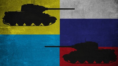 Links eine ukrainische, rechts eine russische Fahne, beide leicht "angegraut"; im Vordergrund die Silhouetten zweier Panzer; einer fährt von links oben, einer von rechts unten